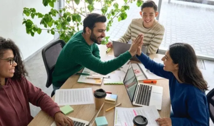 সহকর্মীর প্রেমে পড়েছেন? ডেস্কে বসে রোমান্স করার আগে জেনে নিন এই ভয়ংকর ৩টি বিপদ! সহকর্মীর প্রেমে পড়েছেন? ডেস্কে বসে রোমান্স করার আগে জেনে নিন এই ভয়ংকর ৩টি বিপদ!