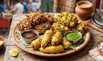 বাইরে ঝিরঝিরে বৃষ্টি আর হাতে গরম পাকোড়া! বিকেলের আড্ডা জমিয়ে দেবে এই ৩টি সহজ রেসিপি