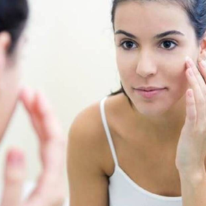 পার্লার ছাড়াই কাঁচের মতো চকচকে ত্বক! রাতে ঘুমানোর আগে করুন এই ৩টি কাজ