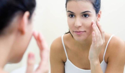 পার্লার ছাড়াই কাঁচের মতো চকচকে ত্বক! রাতে ঘুমানোর আগে করুন এই ৩টি কাজ