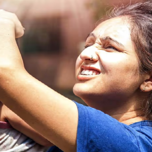 আগুন গরমে বাইরে বেরোচ্ছেন? এই ৫টি ভুল করলেই বিপদ! জানুন সুস্থ থাকার ‘মাস্টার প্ল্যান’