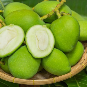 পাকা আমের চেয়েও বেশি গুণ? গরমে কাঁচা আম খাওয়ার আসল ম্যাজিক জানলে অবাক হবেন!