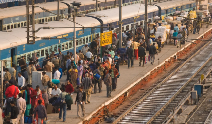 রেললাইনে নোংরা ফেলা রুখতে রণংদেহি মেজাজে জিএম! ১৭৩ বছরে পা দিয়ে স্টেশনে স্টেশনে কড়া দাওয়াই!