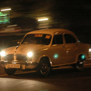 চলন্ত ট্যাক্সিতে দুঃস্বপ্ন! হো-চি-মিন সরণিতে যুবতীকে লুট করে পালাল চালক ও তার সাগরেদ