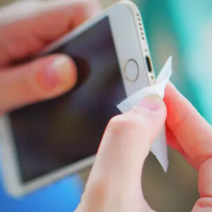 আপনার স্মার্টফোন কি জীবাণুর ডিপো? জানুন কতদিন পরপর ফোন পরিষ্কার না করলে হতে পারে মারাত্মক রোগ