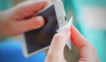 আপনার স্মার্টফোন কি জীবাণুর ডিপো? জানুন কতদিন পরপর ফোন পরিষ্কার না করলে হতে পারে মারাত্মক রোগ