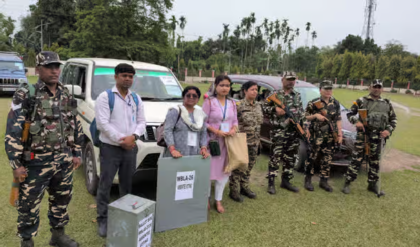 ভোট দিতে আর বুথে যাওয়া নয়! বাড়িতেই ব্যালট বক্স নিয়ে হাজির ভোটকর্মীরা, শোরগোল জেলায়