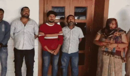 সিনেমার স্টাইলকেও হার মানাবে! গোরখপুরে ‘লুটেরা কনে’ ও ‘জাল পুলিশ’ সেজে ভয়ংকর ডাকাতি সিনেমার স্টাইলকেও হার মানাবে! গোরখপুরে ‘লুটেরা কনে’ ও ‘জাল পুলিশ’ সেজে ভয়ংকর ডাকাতি