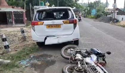 অল্পের জন্য রক্ষা পেলেন সোমা ঠাকুর! বনগাঁয় বিজেপি প্রার্থীর কনভয়ে রহস্যময় বাইক দুর্ঘটনা, তুঙ্গে রাজনৈতিক তরজা