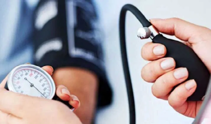 ব্লাড প্রেশার হঠাৎ কমে তলানিতে? হাতের কাছে থাকা এই কয়েকটি জিনিসই বাঁচিয়ে দেবে প্রাণ!