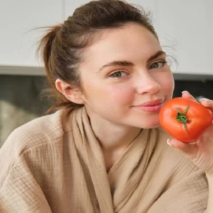 পার্লারের ফেশিয়াল ফেল! প্রতিদিন মুখে কাঁচা টমেটো মাখলে যা ঘটবে, জানলে চমকে যাবেন