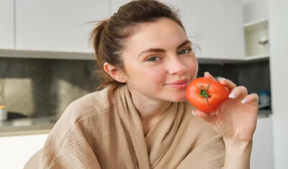 পার্লারের ফেশিয়াল ফেল! প্রতিদিন মুখে কাঁচা টমেটো মাখলে যা ঘটবে, জানলে চমকে যাবেন