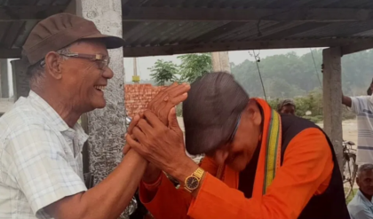 শত্রুতা ভুলে সৌজন্য? ভরা বাজারে বিজেপি প্রার্থীকে হাত তুলে আশীর্বাদ করলেন তৃণমূলের ললিত রায়