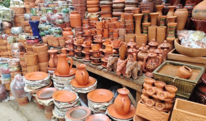 নববর্ষের আগে লক্ষ্মীলাভের আশায় কুমোরপাড়া! মাটির গন্ধে ম ম করছে কাঁথি, তুঙ্গে হাঁড়ি তৈরির ব্যস্ততা