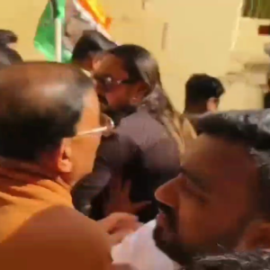 রণক্ষেত্র বহরমপুর! সরু গলিতে অধীর বনাম তৃণমূল, মেজাজ হারিয়ে ধাক্কাধাক্কি কেন্দ্রীয় বাহিনীর সঙ্গেও রণক্ষেত্র বহরমপুর! সরু গলিতে অধীর বনাম তৃণমূল, মেজাজ হারিয়ে ধাক্কাধাক্কি কেন্দ্রীয় বাহিনীর সঙ্গেও