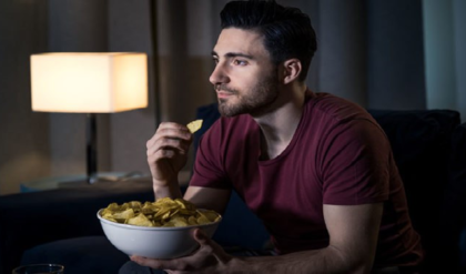 মাঝরাতে কি পেটে ইঁদুর দৌড়ায়? অজান্তেই নিজের শরীরের বড় ক্ষতি করছেন না তো!