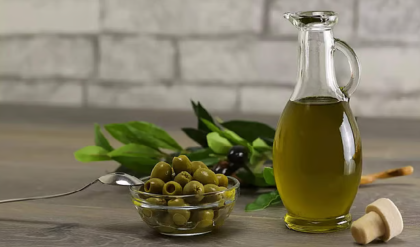 অলিভ অয়েল কি সত্যিই ত্বকের বন্ধু? মাখার আগে জেনে নিন আসল সত্য! অলিভ অয়েল কি সত্যিই ত্বকের বন্ধু? মাখার আগে জেনে নিন আসল সত্য!