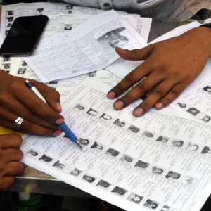 ভোটের মুখে কমিশনের মাস্টারস্ট্রোক! ৫২ লক্ষ ভোটারের ভাগ্যে বড়সড় বদল বাংলায় ভোটের মুখে কমিশনের মাস্টারস্ট্রোক! ৫২ লক্ষ ভোটারের ভাগ্যে বড়সড় বদল বাংলায়