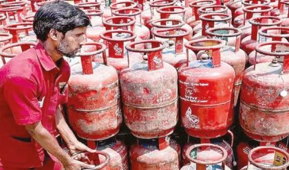 এক ধাক্কায় ১০০০ টাকা দাম বাড়ল সিলিন্ডারের! বিয়ের মেনু থেকে রাস্তার মোমো— সবকিছুর দাম আকাশছোঁয়া!