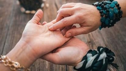 বিয়ে কি দেরি করে হবে? হাতের তালুর এই রেখাটি আজই মিলিয়ে দেখুন, জানুন আপনার ভবিষ্যৎ বিয়ে কি দেরি করে হবে? হাতের তালুর এই রেখাটি আজই মিলিয়ে দেখুন, জানুন আপনার ভবিষ্যৎ