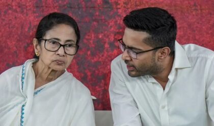“শেষ পর্যন্ত লড়ে যেতে হবে”, ৪ মে-র আগে কাউন্টিং এজেন্টদের কী মন্ত্র দেবেন মমতা-অভিষেক?