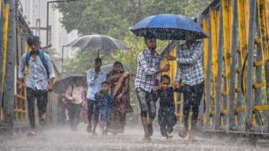 টানা ৩ দিন ভারী বৃষ্টির সতর্কতা! ধেয়ে আসছে ৪০-৫০ কিমি বেগে দমকা হাওয়া, কোন কোন জেলা ভিজবে?
