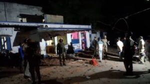 মন্দির-মসজিদে মাইক বাজানোয় সরকারি নিষেধাজ্ঞা? পুলিশ পৌঁছতেই ধুন্ধুমার আসানসোলে, চলল লাঠিচার্জ
