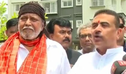 “আপনার তৈরি করা CM নিজেই আসবে…”-মিঠুনকে জড়িয়ে ধরে কী বললেন শুভেন্দু?