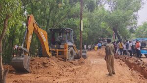 সোনাঝুরির জঙ্গল বাঁচাতে বুলডোজার বন দফতরের, বন্ধ হলো হাটের রাস্তা!