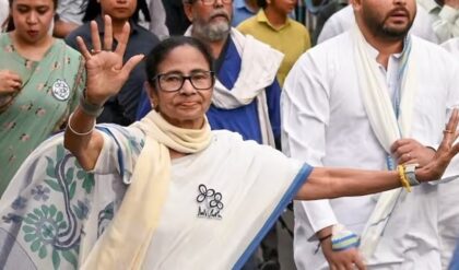 ‘আমরাই আসছি, ২০০ পার!’ গণনার আগে কর্মীদের টোটকা মমতার, শেয়ার বাজার নিয়ে বিস্ফোরক দাবি