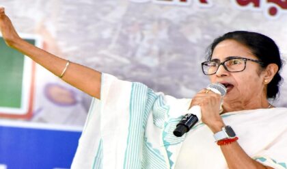 “২০১৬ মনে আছে?”— বুথফেরত সমীক্ষাকে তুড়ি মেরে ওড়ালেন নেত্রী! মাঝরাতে স্ট্রংরুমে মমতার ৪ ঘণ্টার ঝটিকা সফর ঘিরে তোলপাড়