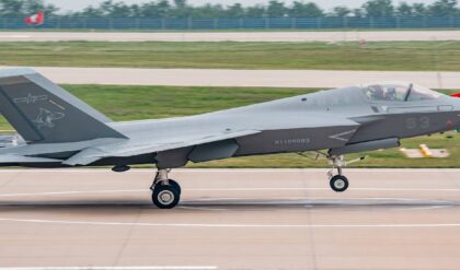 আমেরিকার F-35-কে টক্কর দিতে বেজিং-এর নয়া ‘অদৃশ্য’ শিকারি! ভারতের পালটা চাল কী?