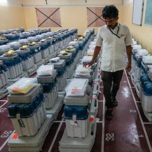 স্ট্রংরুমের ১০০ মিটারে রহস্যময় গাড়ি, ইভিএম চুরির আশঙ্কা তৃণমূলের?