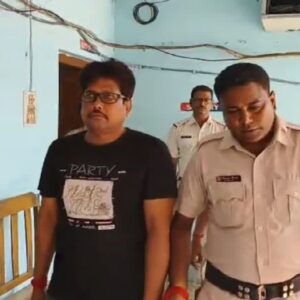 টাকার পাহাড় নাকি সিন্ডিকেট রাজ? গভীর রাতে তৃণমূলের মেজো নেতার বাড়িতে পুলিশের মেগা রেড, গ্রেফতার কৃষি কর্মাধ্যক্ষ!