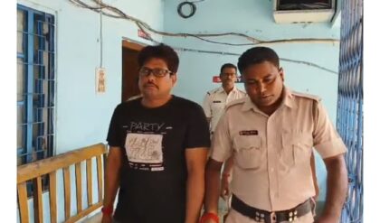 টাকার পাহাড় নাকি সিন্ডিকেট রাজ? গভীর রাতে তৃণমূলের মেজো নেতার বাড়িতে পুলিশের মেগা রেড, গ্রেফতার কৃষি কর্মাধ্যক্ষ!