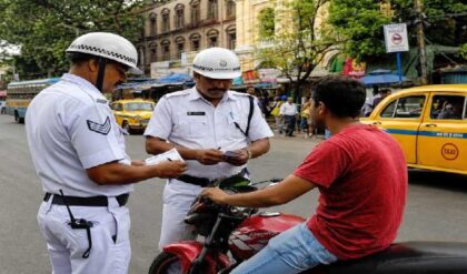 কলকাতার রাস্তায় বাইক-গাড়ি নিয়ে বেরোনোর আগে সাবধান! মাত্র ১০ দিনেই কড়া অ্যাকশনে ২৭ হাজার পার, কী করল পুলিশ? কলকাতার রাস্তায় বাইক-গাড়ি নিয়ে বেরোনোর আগে সাবধান! মাত্র ১০ দিনেই কড়া অ্যাকশনে ২৭ হাজার পার, কী করল পুলিশ?