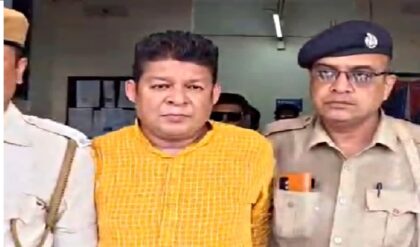 এবার জালে জ্যোতিপ্রিয় মল্লিকের ‘ছায়াসঙ্গী’! তোলাবাজির অভিযোগে গ্রেফতার হতেই চারদিকে উঠল ‘চোর চোর’ স্লোগান!