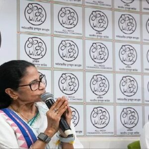 বুলডোজার রাজনীতির বিরুদ্ধে এবার মহাসংগ্রাম! হকারদের জন্য রাজপথে নামার চূড়ান্ত ডাক দিলেন মমতা বুলডোজার রাজনীতির বিরুদ্ধে এবার মহাসংগ্রাম! হকারদের জন্য রাজপথে নামার চূড়ান্ত ডাক দিলেন মমতা