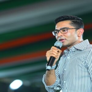 এবার খোদ কালীঘাট রোডের বাড়িতে হানা! একগোছা নোটিস হাতে অভিষেকের দুয়ারে হাজির কলকাতা পুরসভার কর্মীরা!
