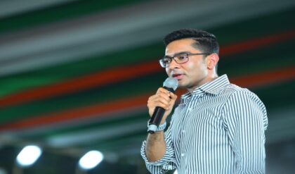 এবার খোদ কালীঘাট রোডের বাড়িতে হানা! একগোছা নোটিস হাতে অভিষেকের দুয়ারে হাজির কলকাতা পুরসভার কর্মীরা! এবার খোদ কালীঘাট রোডের বাড়িতে হানা! একগোছা নোটিস হাতে অভিষেকের দুয়ারে হাজির কলকাতা পুরসভার কর্মীরা!