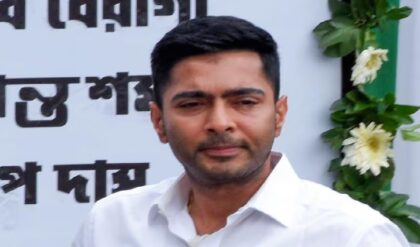 শান্তিনিকেতনে ধুন্ধুমার! পুরকর্মীদের মুখের ওপর নোটিস ছিঁড়ে বাউন্সারের দাদাগিরি, তুলকালাম অভিষেকের বাড়ির সামনে! শান্তিনিকেতনে ধুন্ধুমার! পুরকর্মীদের মুখের ওপর নোটিস ছিঁড়ে বাউন্সারের দাদাগিরি, তুলকালাম অভিষেকের বাড়ির সামনে!