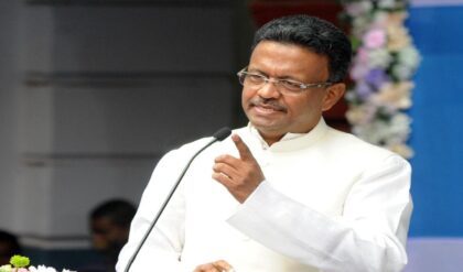 কলকাতা পুরসভায় চরম নাটক! ওয়েবসাইট থেকে আচমকা উধাও ফিরহাদ হাকিমের ছবি, তবে কি মেয়রের দিন শেষ?