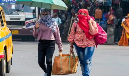 ঘূর্ণাবর্তের জোড়া ফলায় কাঁপছে বাংলা! দক্ষিণবঙ্গে আজ চরম অস্বস্তি, ওদিকে উত্তরে ধেয়ে আসছে বিধ্বংসী কালবৈশাখী!