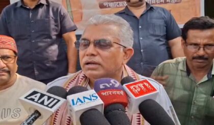 মন্ত্রিত্বের পর প্রথমবার মেদিনীপুরে দিলীপ ঘোষ! পুরনো ঢঙে চা-চক্রে জমে উঠল আড্ডা