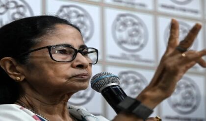 “কেউ পদত্যাগ করবে না!” সভার মাঝেই তৃণমূলের অন্দরের অস্থিরতা নিয়ে বড় বার্তা মমতা