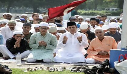 রেড রোডে নমাজ নিষিদ্ধ? পরিবর্তনের ঝড়ে বড় সিদ্ধান্তের পথে প্রশাসন! রেড রোডে নমাজ নিষিদ্ধ? পরিবর্তনের ঝড়ে বড় সিদ্ধান্তের পথে প্রশাসন!