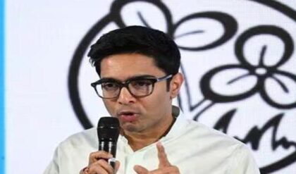 অভিষেকের বাড়িতে পুলিশি হানা! ‘শান্তিনিকেতন’ থেকে মনিটর বাজেয়াপ্ত, তুঙ্গে রাজনৈতিক জল্পনা অভিষেকের বাড়িতে পুলিশি হানা! ‘শান্তিনিকেতন’ থেকে মনিটর বাজেয়াপ্ত, তুঙ্গে রাজনৈতিক জল্পনা