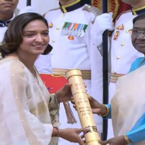 পদ্ম সম্মানে ভূষিত হরমনপ্রীত কৌর! রাষ্ট্রপতি ভবনে ভারত অধিনায়িকার রাজকীয় লুক ভাইরাল পদ্ম সম্মানে ভূষিত হরমনপ্রীত কৌর! রাষ্ট্রপতি ভবনে ভারত অধিনায়িকার রাজকীয় লুক ভাইরাল