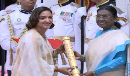 পদ্ম সম্মানে ভূষিত হরমনপ্রীত কৌর! রাষ্ট্রপতি ভবনে ভারত অধিনায়িকার রাজকীয় লুক ভাইরাল পদ্ম সম্মানে ভূষিত হরমনপ্রীত কৌর! রাষ্ট্রপতি ভবনে ভারত অধিনায়িকার রাজকীয় লুক ভাইরাল