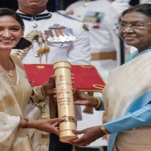 পদ্মশ্রী পেলেন ভারত অধিনায়ক হরমনপ্রীত কৌর! রাষ্ট্রপতি ভবনে ধরা দিলেন এক অনন্য রূপে পদ্মশ্রী পেলেন ভারত অধিনায়ক হরমনপ্রীত কৌর! রাষ্ট্রপতি ভবনে ধরা দিলেন এক অনন্য রূপে